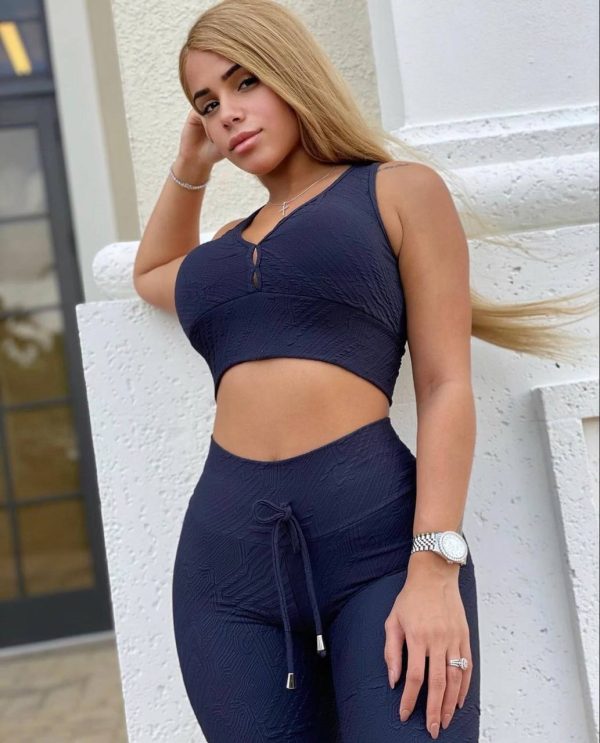 Conjunto texturizado negro con frunce