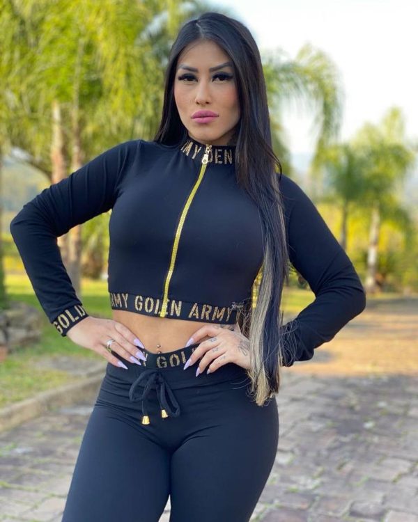 Campera corta negra talle único con letras doradas GOLDEN