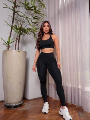 Conjunto negro con top cruzado atrás, calza sin frunce. Talle único s/m