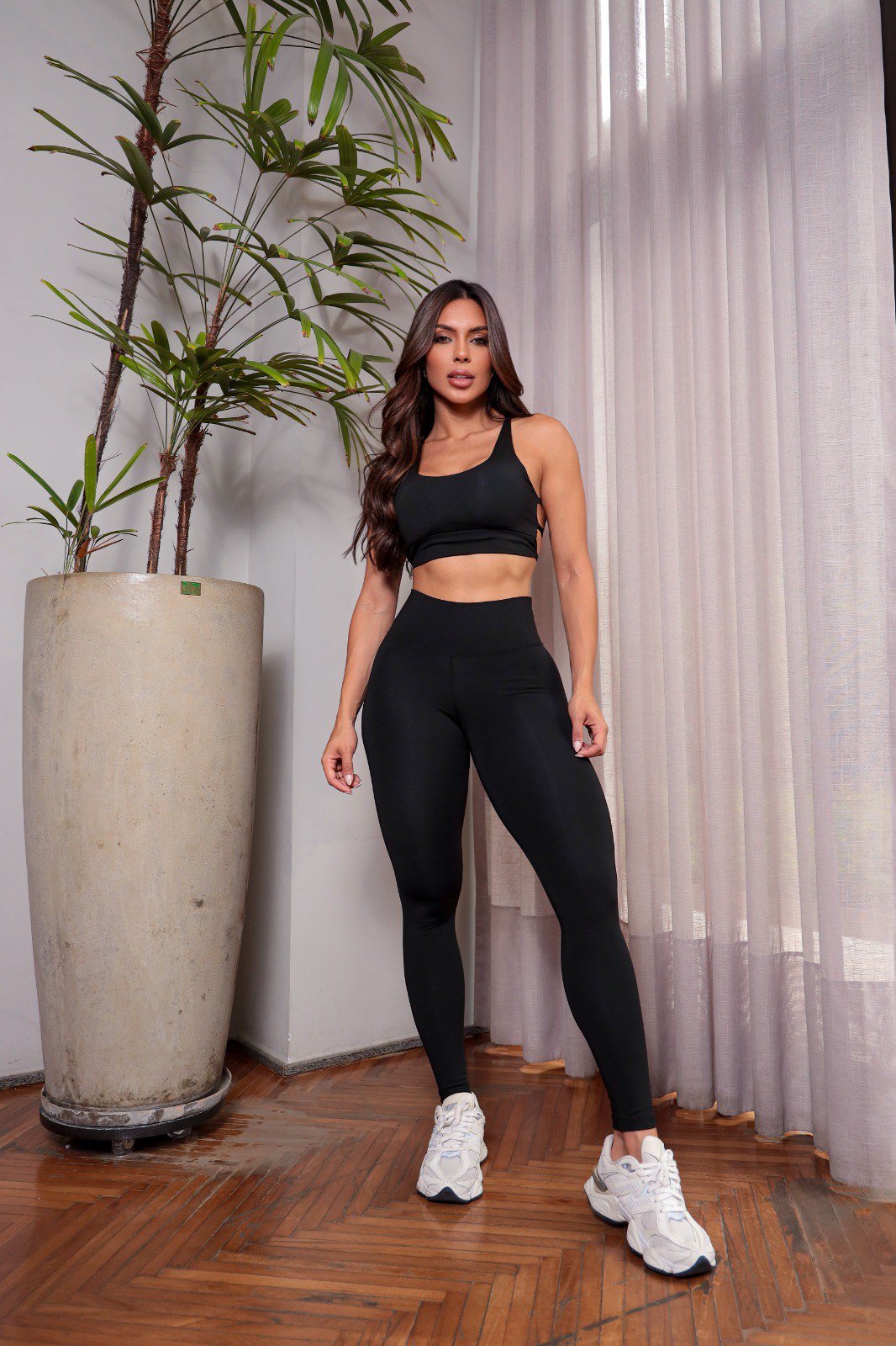 Conjunto negro con top cruzado atrás, calza sin frunce. Talle único s/m