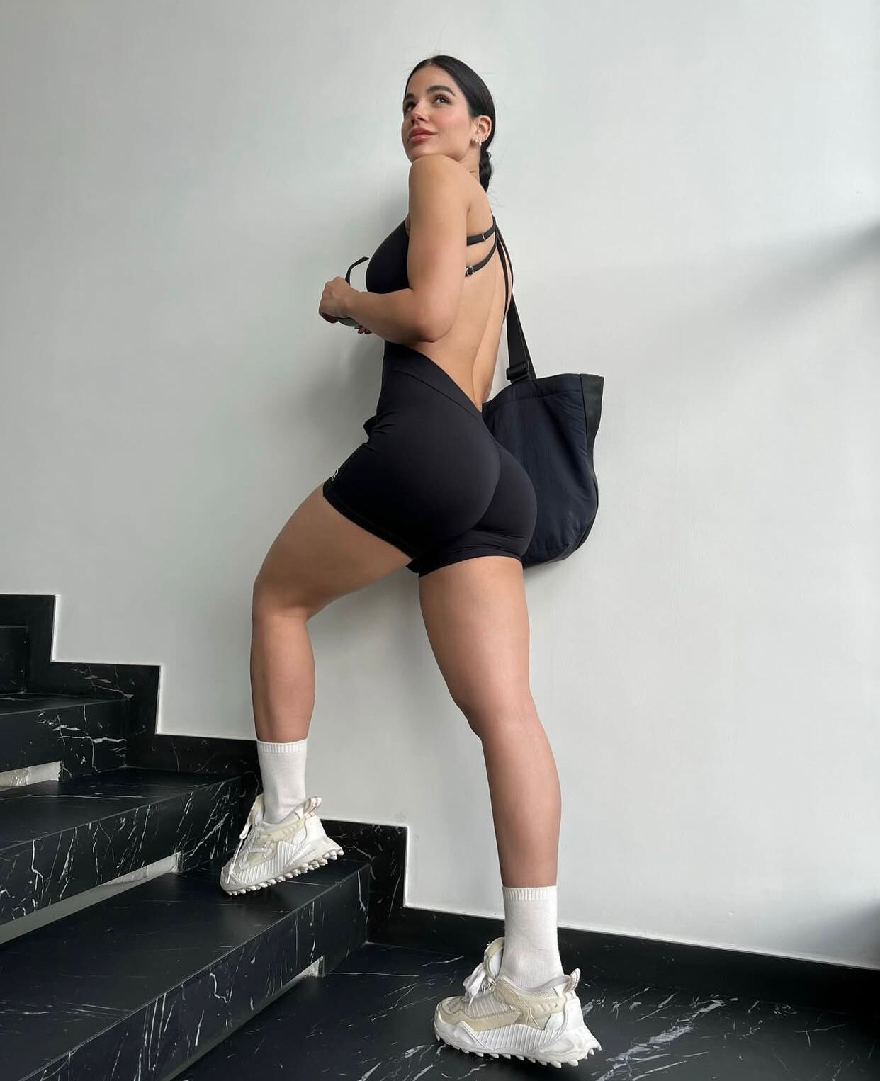 Monito premium negro con tiras regulables talle S/M